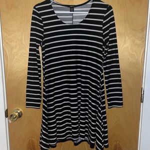 🌻 3 for $15! 🌻 Rue21 Black and White Striped Long-Sleeve Swing Dress- Size S